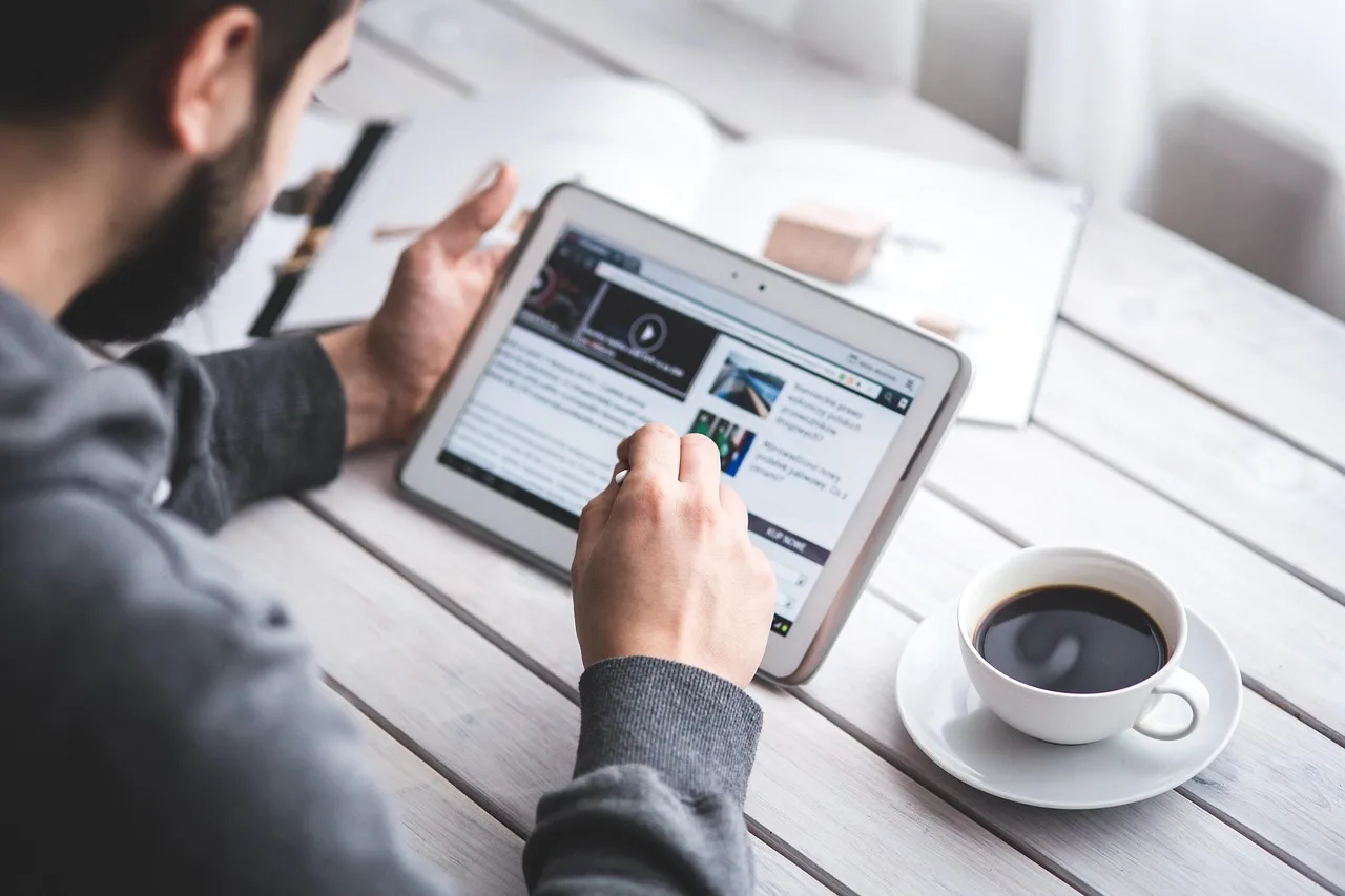 man, reading, touchscreen, blog, digital, tablet, coffee cup, working, screen, touching, touch, samsung, stylus, pen, technology, device, coffee, cup. Creator economy research mistakes: five checks before citing