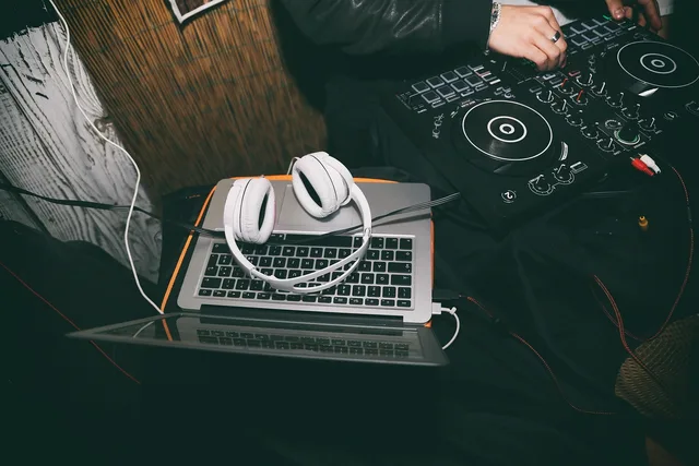 headphones, laptop, dj, music, dj controller, disc jockey, headset, audio, sound, entertainment, playing, nightlife, party, club, headphones, headphones, headphones, music, music, music, music, music, headset, audio, sound, entertainment, entertainment, party, party, party, club, club. Platform revenue trends: spot changes, don't predict them